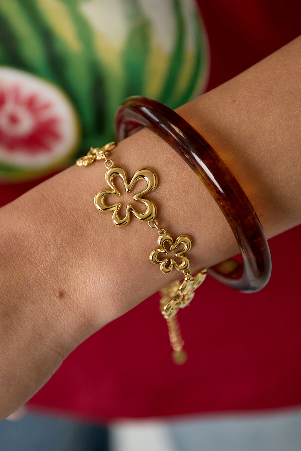 Bracelet with playful flowers in varying sizes